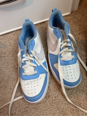 Nike Kids Low-Top Sneakers in Light Blue and White